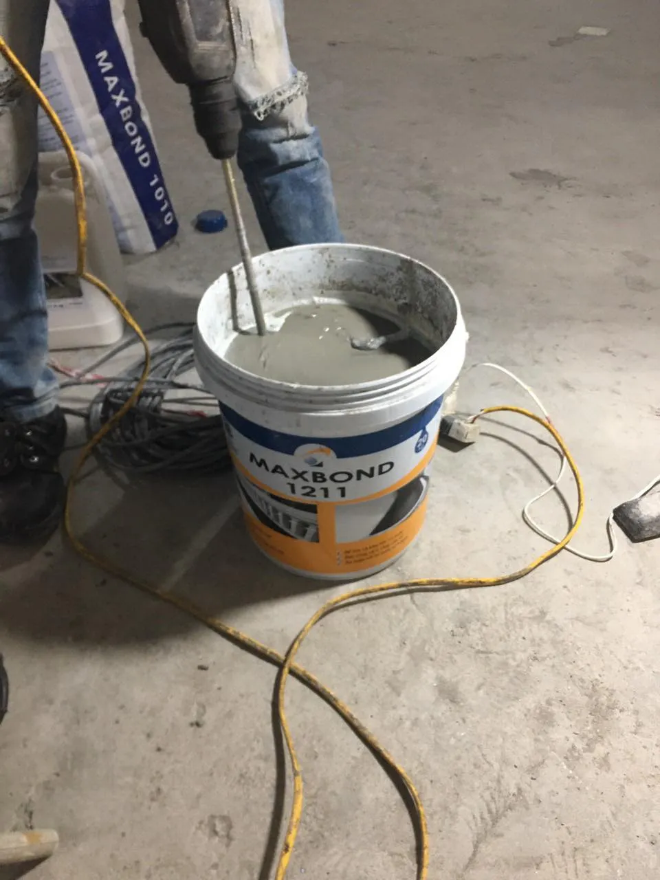 Pha trộn hai thành phần của vật liệu chống thấm Maxbond 1211