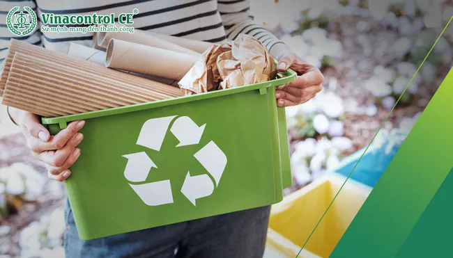 Phân loại rác thải tái chế tại nguồn, bao gồm nhựa, giấy và kim loại, minh họa vai trò của kinh tế tuần hoàn trong quản lý môi trường.
