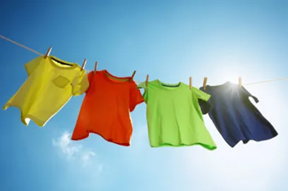 Phơi quần áo bằng năng lượng mặt trời, tận dụng nhiệt năng để làm khô nhanh chóng và khử trùng tự nhiên, góp phần bảo vệ môi trường.