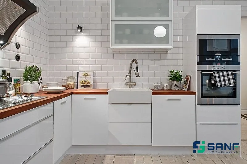 Phòng bếp hiện đại với tấm nhựa PVC ốp tường giả gạch sạch sẽ