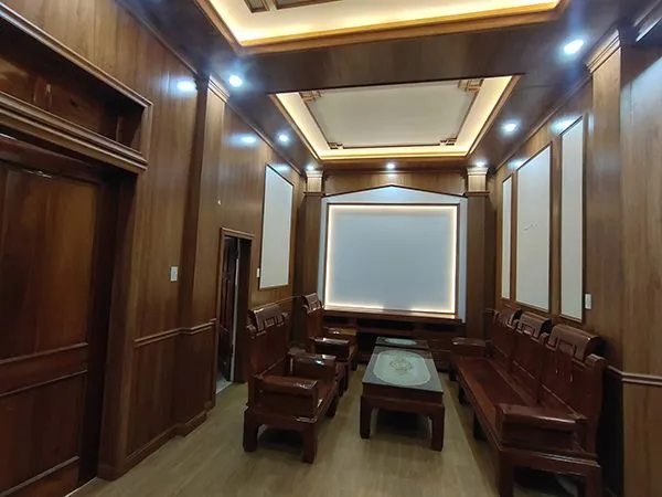 Phòng khách ấm áp với tường và trần ốp nhựa PVC vân gỗ