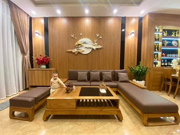 Phòng khách ấm cúng với mảng tường ốp nhựa giả gỗ kết hợp đèn trang trí