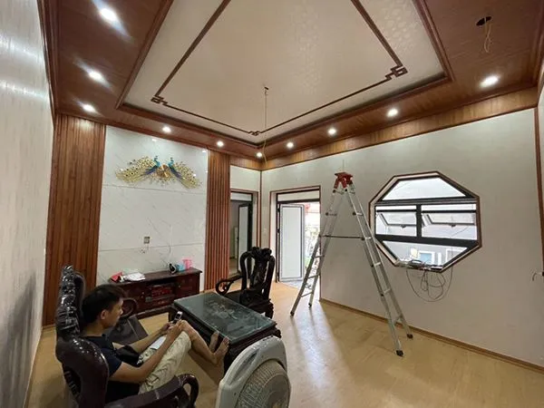 Phòng khách ấn tượng với tường ốp nhựa PVC họa tiết hình học