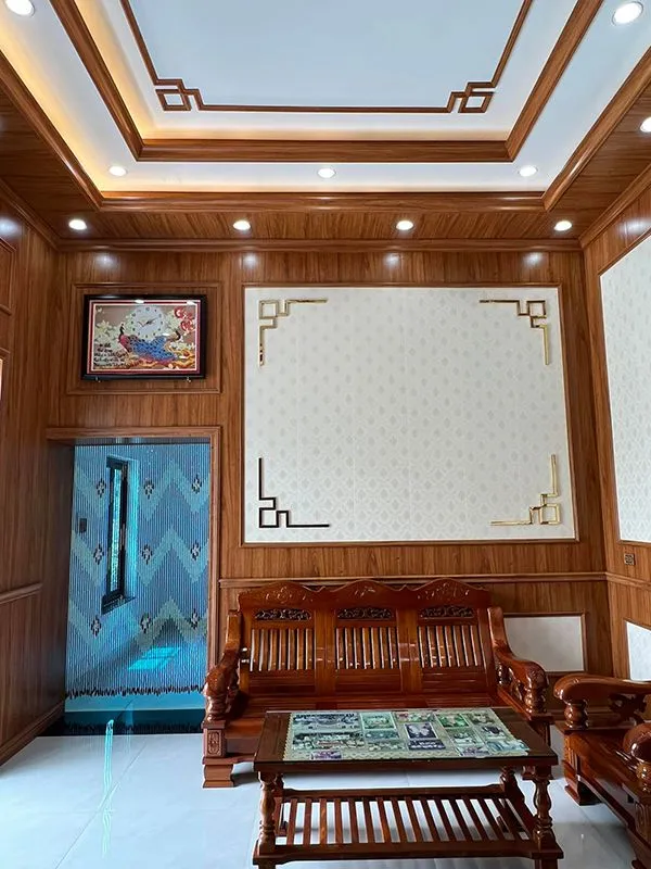 Phòng khách được cải tạo sạch đẹp, không còn ẩm mốc nhờ ốp nhựa