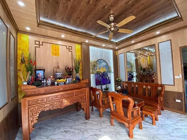 Phòng khách hiện đại với tường và trần ốp nhựa PVC đồng bộ