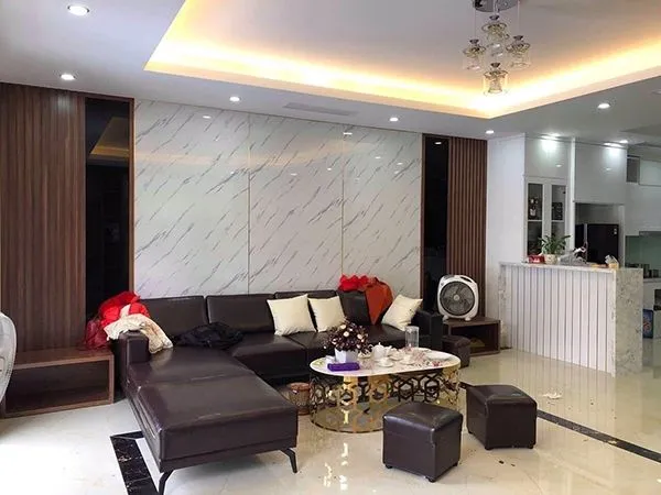 Phòng khách mở với tường ốp nhựa PVC và cửa sổ lớn