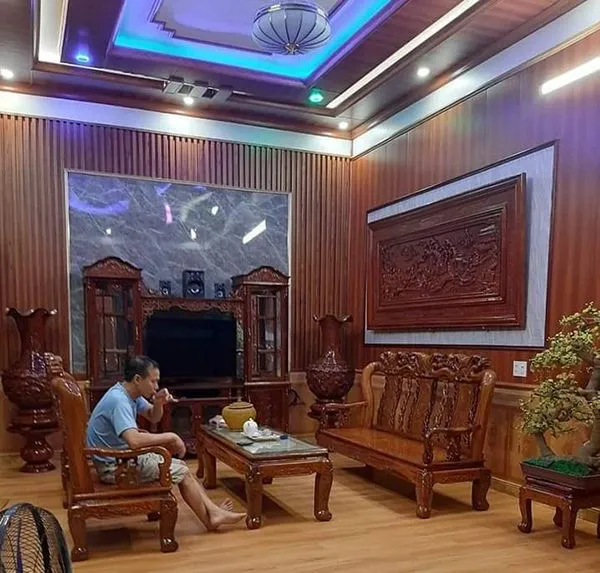 Phòng khách phong cách tối giản với tấm nhựa ốp tường màu xám