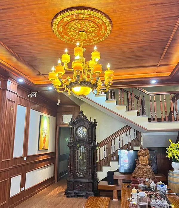 Phòng khách rực rỡ sau khi ốp nhựa PVC