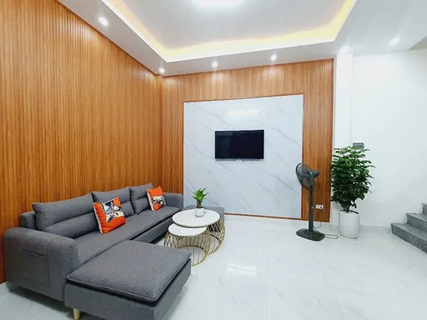 Phòng khách sáng bừng với tấm nhựa ốp tường PVC trắng vân đá