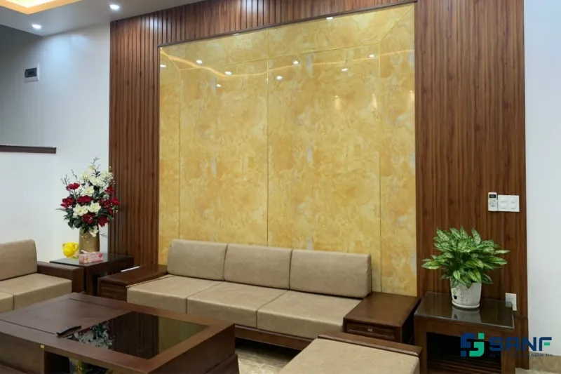 Phòng khách sang trọng với tấm nhựa ốp tường vân đá cẩm thạch, nâng tầm vẻ đẹp kiến trúc.