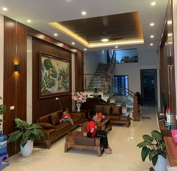 Phòng khách sang trọng với tường và trần ốp nhựa PVC