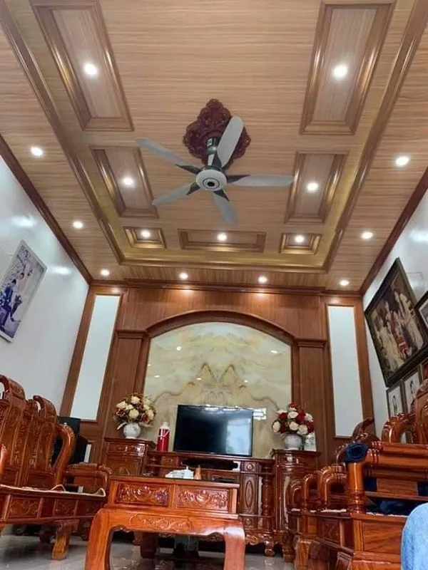 Phòng khách tươi sáng với tường ốp nhựa PVC màu kem