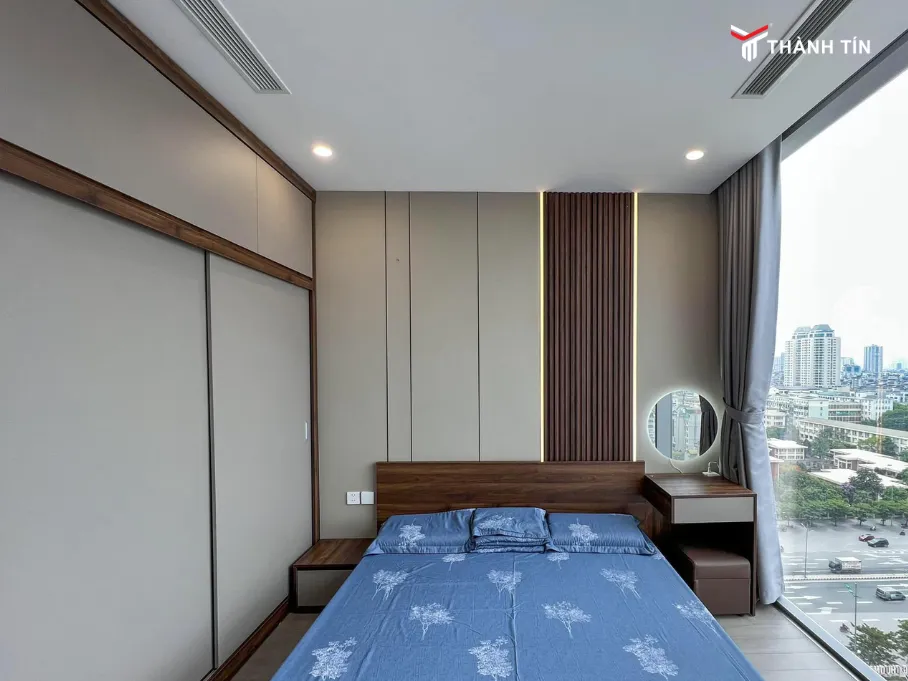 Phòng ngủ ấm cúng kết hợp tấm ốp than tre vân gỗ và đèn trang trí