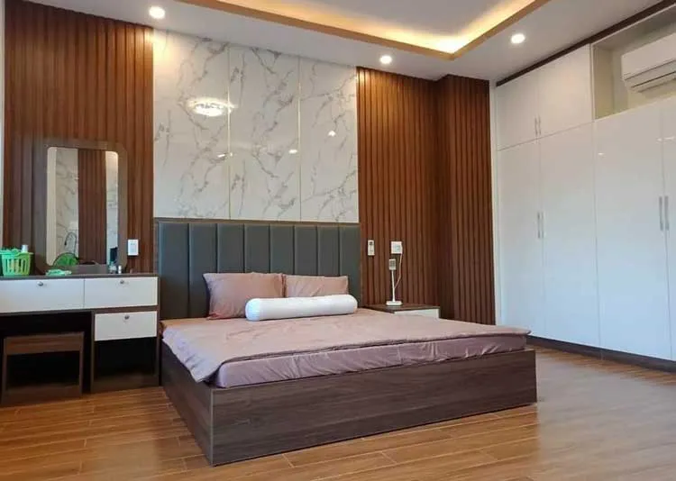 Phòng ngủ ốp nhựa giả đá kết hợp lam sóng nhựa tạo sự hài hòa, ấm cúng