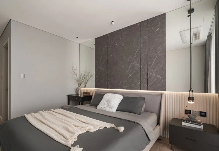 Phòng ngủ ốp nhựa giả đá tông màu trầm kết hợp đồ nội thất gỗ mang phong cách cổ điển