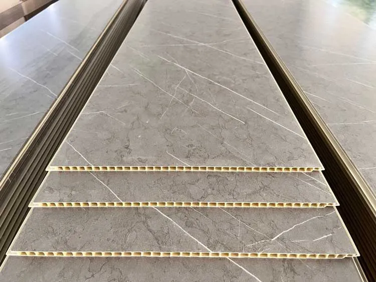 Phòng ngủ ốp nhựa vân đá cẩm thạch trắng tạo không gian sang trọng và hiện đại