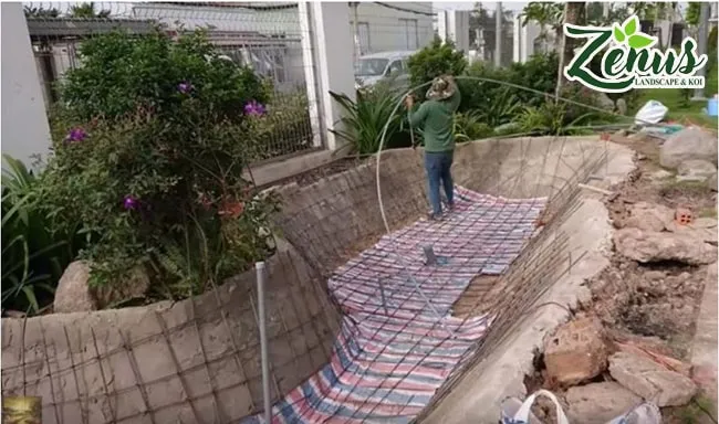 Quá trình đào đất và tạo hình cho hồ cá koi sân vườn.