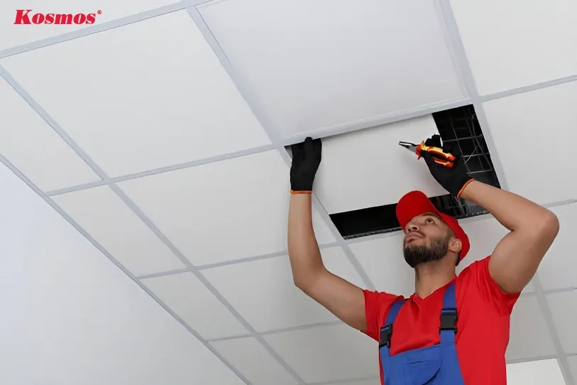 Quá trình đặt tấm nhựa vào hệ khung xương một cách tỉ mỉ
