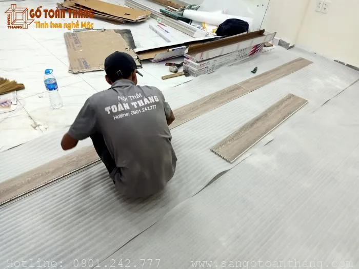 Quá trình rãi tấm sàn nhựa để chia nhịp