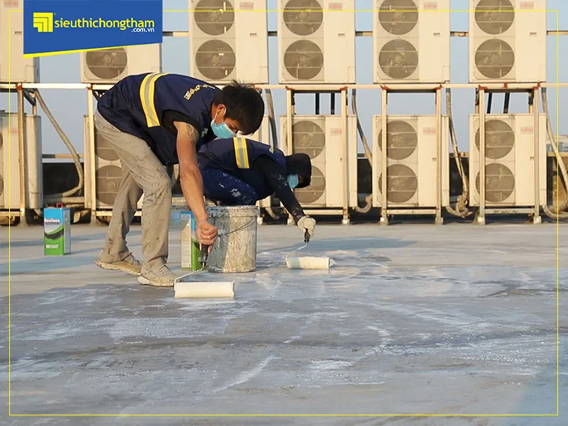 Quá trình thi công lớp lót primer tăng cường bám dính cho vật liệu chống thấm trên sàn mái