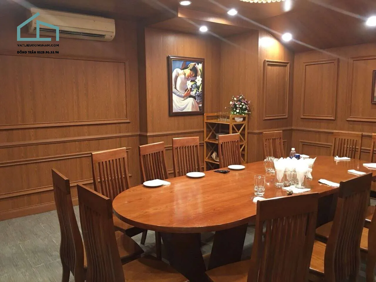 Quán ăn ốp tường và trang trí bằng tấm ốp nhựa vân gỗ