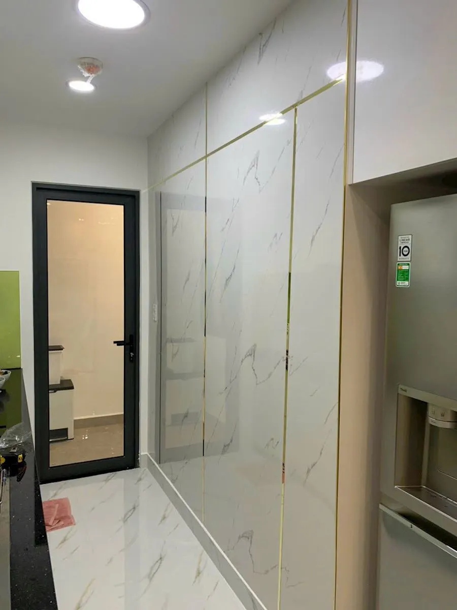 Quầy lễ tân được ốp bằng tấm nhựa vân đá PVC tạo điểm nhấn hiện đại