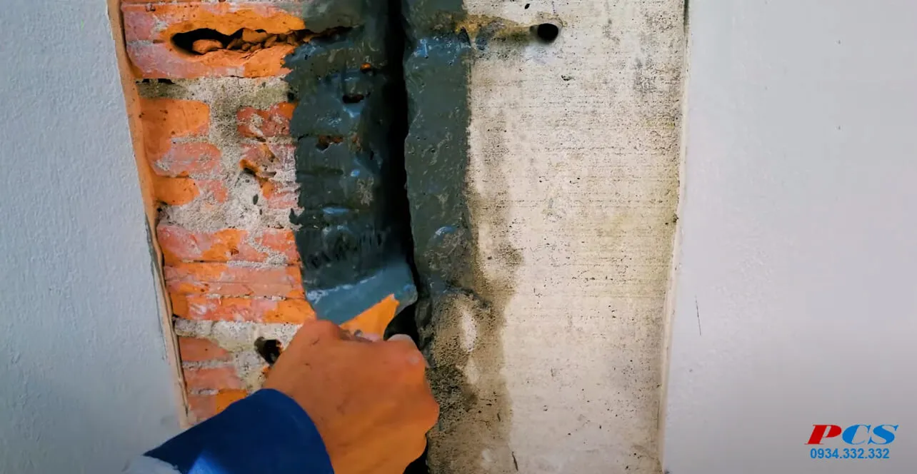 Quét hồ dầu SikaLatex® TH đã trộn lên vết nứt