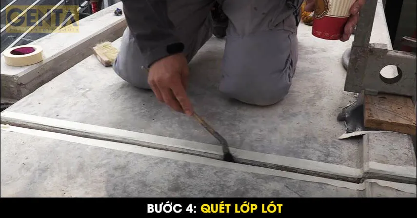 Quét lớp lót primer lên bề mặt khe lún, tăng cường độ bám dính cho keo trám khe trong quy trình chống thấm