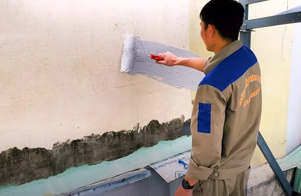 Quét phủ lớp màng chống thấm bảo vệ vết nứt