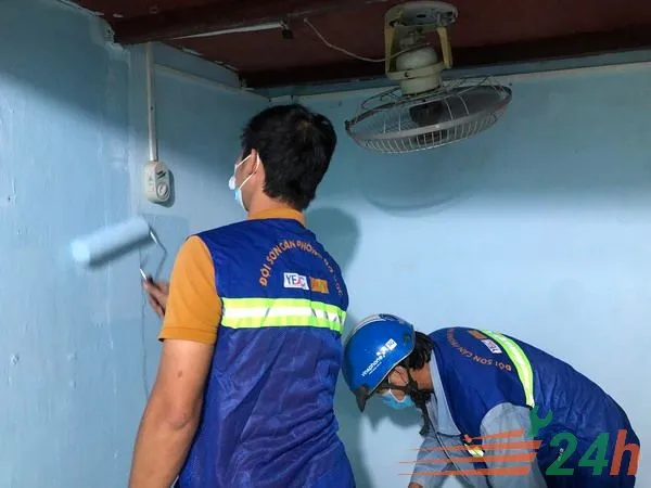Quét vật liệu chống thấm lên trần nhà