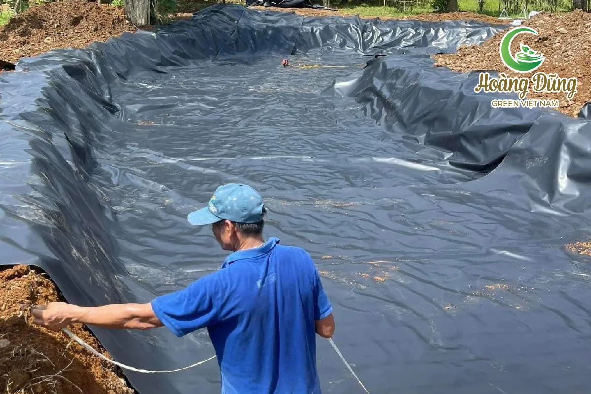 Quy trình chuẩn bị mặt bằng thi công màng chống thấm HDPE, nhấn mạnh tầm quan trọng của nền đất sạch và bằng phẳng.