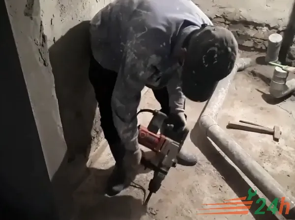 Quy trình đục và làm sạch bề mặt sàn nhà vệ sinh trước khi chống thấm