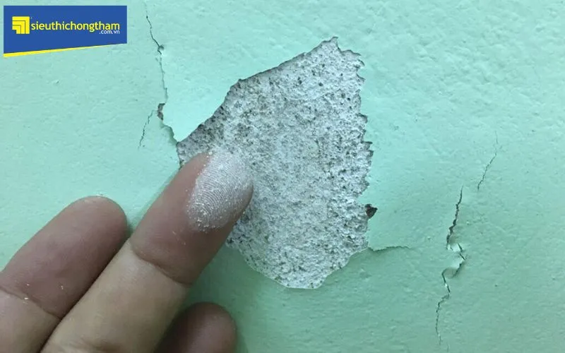 Quy trình làm sạch bề mặt tường cũ kỹ lưỡng trước khi thi công chống thấm