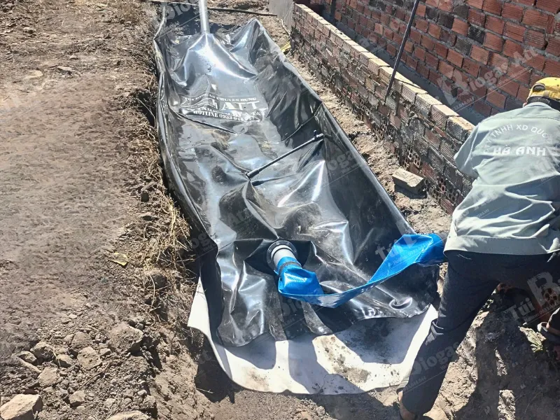 Quy trình lắp đặt và cố định màng HDPE túi biogas trong hố