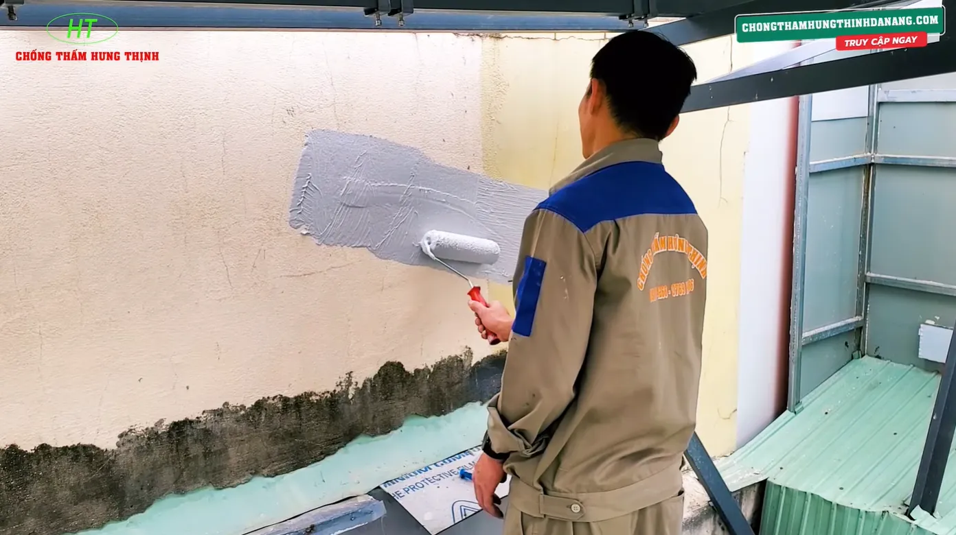 Quy trình phủ màng chống thấm Sika Raintite lên vết nứt tường ngoài trời đã trám keo