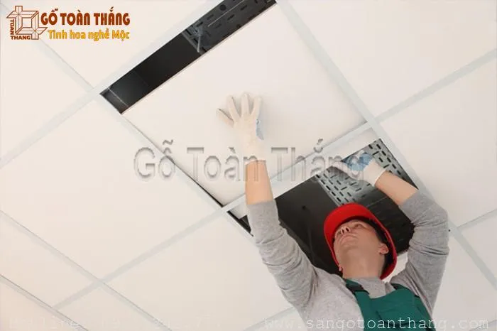 Quy trình thả tấm trần nhựa vào hệ thống khung