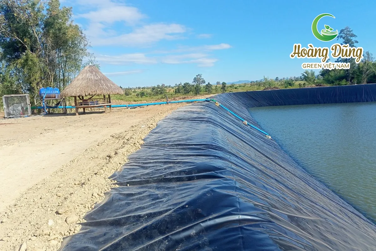 quy trình trải bạt HDPE cần tránh gió lớn để đảm bảo chất lượng công trình