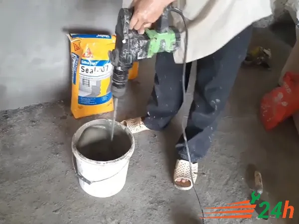 Quy trình trộn đều Sikatop Seal 107 bằng máy trước khi thi công chống thấm sàn nhà