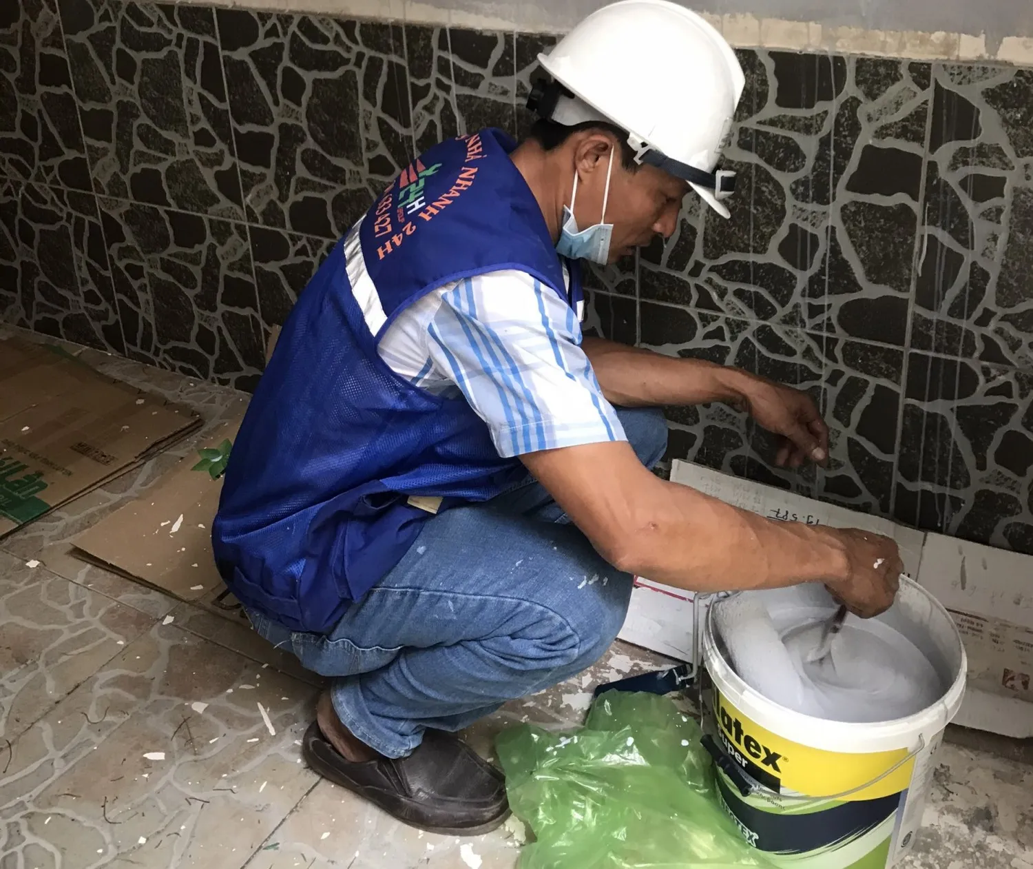 Quy trình vệ sinh bề mặt bồn hoa trước khi chống thấm