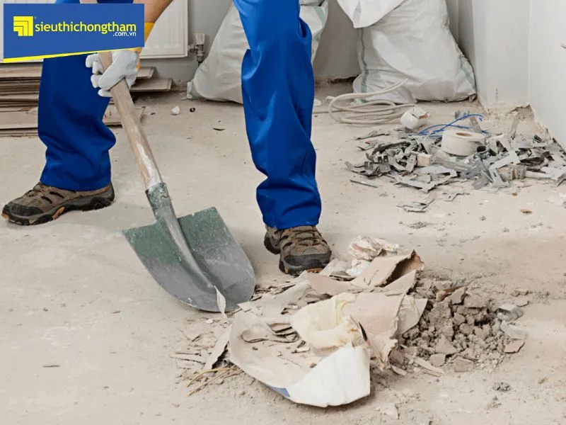 Quy trình vệ sinh kỹ lưỡng bề mặt tường trước khi xử lý chân tường bị ẩm