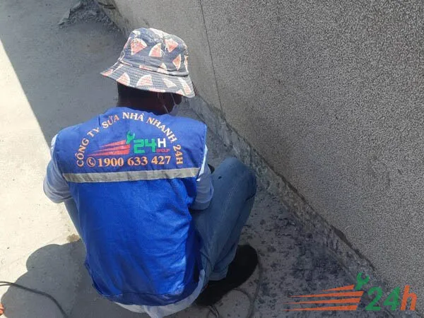 Quy trình vệ sinh và làm sạch bề mặt kỹ lưỡng là bước đầu tiên quan trọng trong chống thấm bể nước bằng sơn epoxy