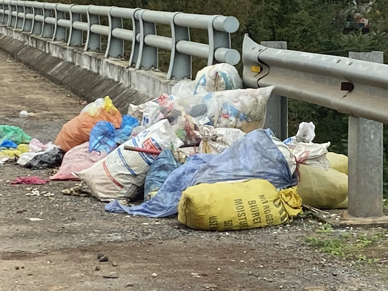 Rác thải sinh hoạt ùn ứ trên đường nông thôn xã Thái Thủy, Quảng Bình