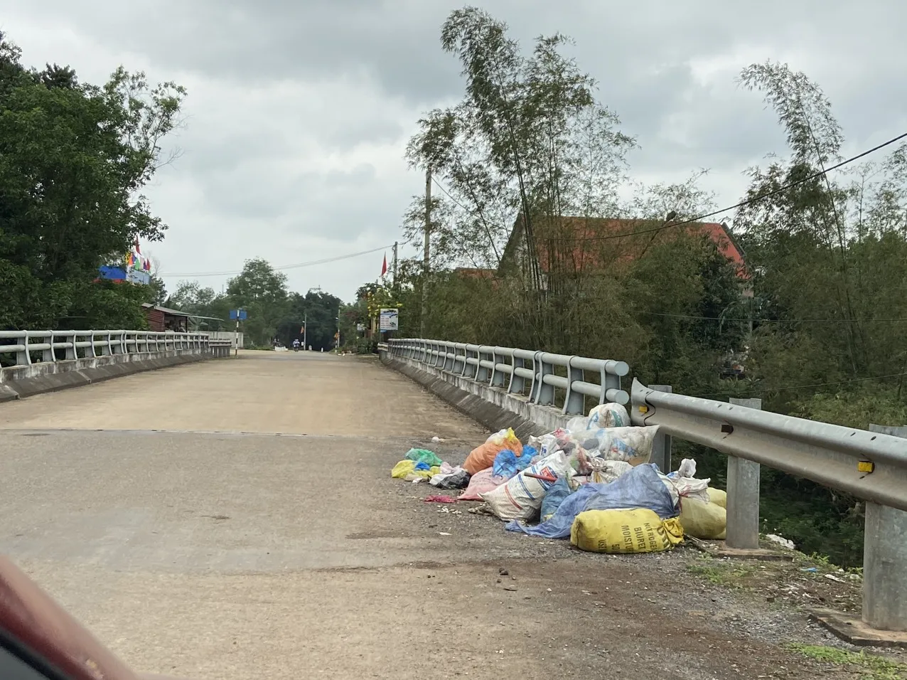 Rác thải vứt bừa bãi tại một tuyến đường ở huyện Lệ Thủy, Quảng Bình