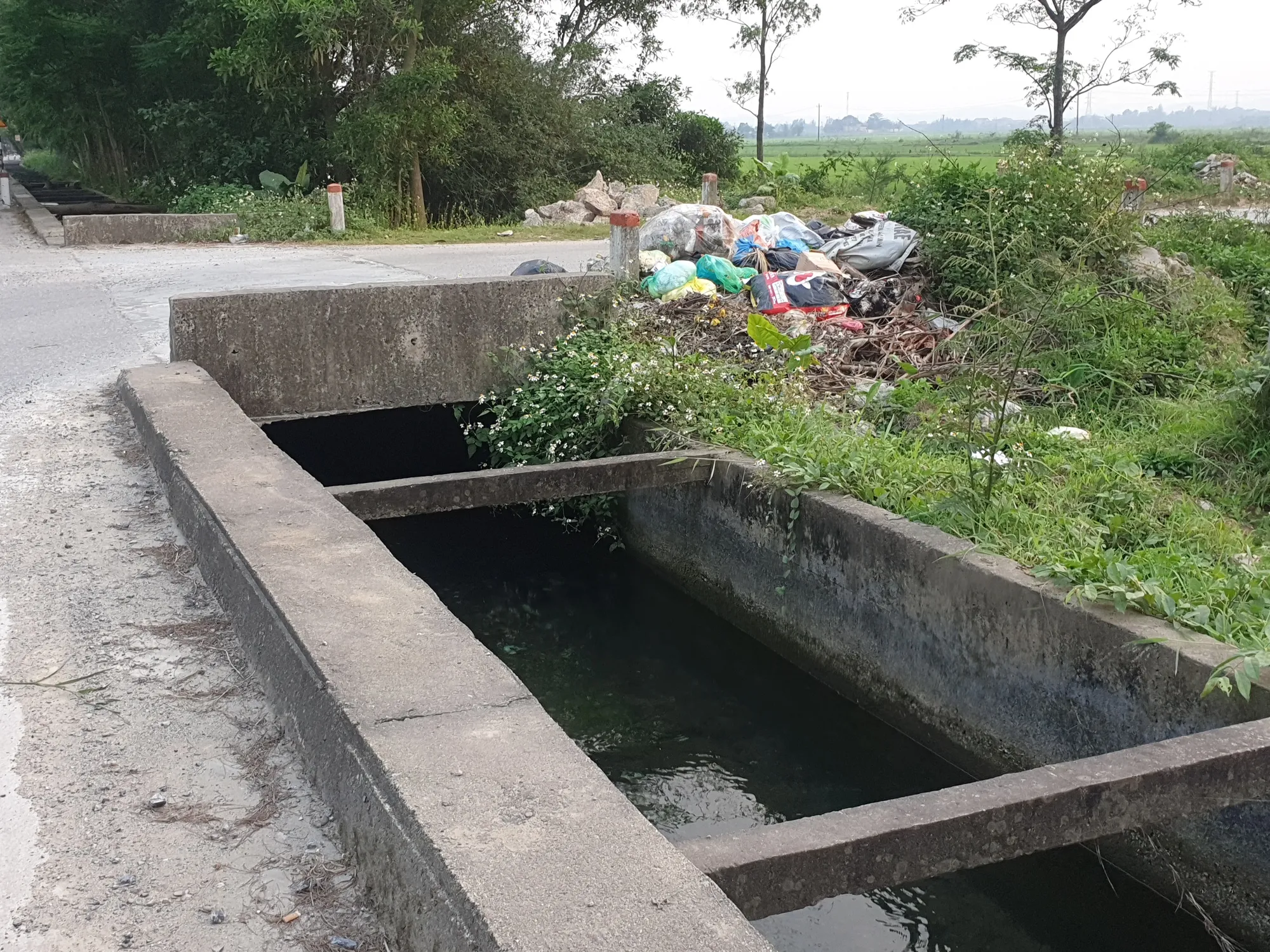 Rác thải vứt sát kênh mương, nguy cơ gây ô nhiễm nước và dịch bệnh ở Tân Ninh