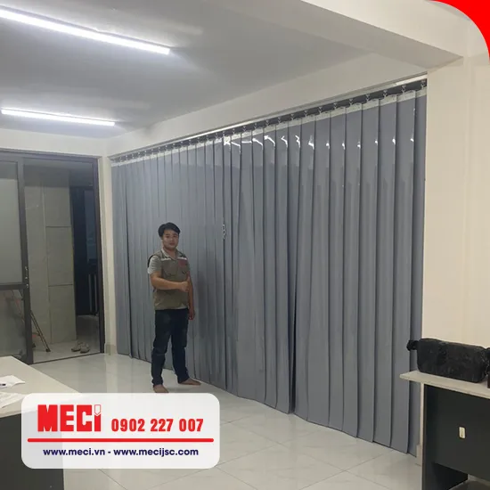 Rèm nhựa cản sáng lắp tại văn phòng