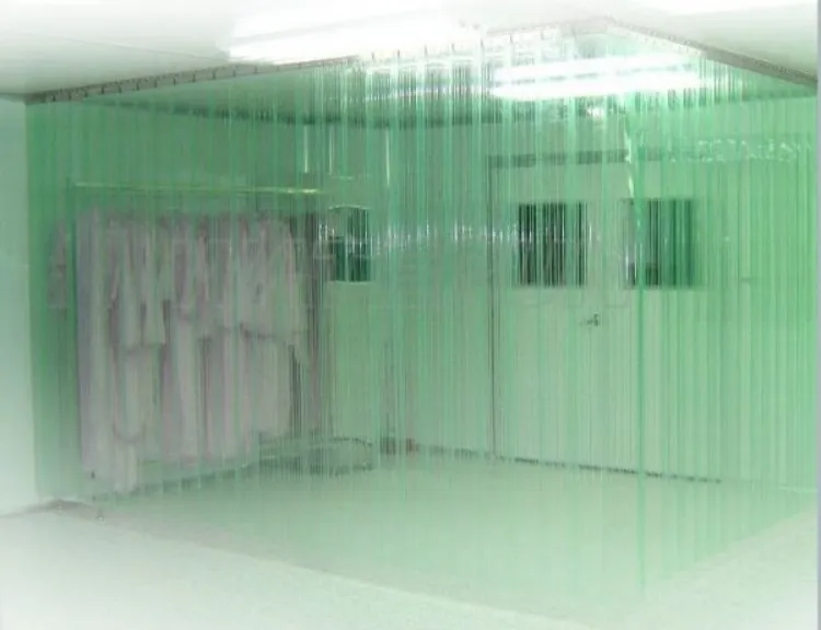 Rèm nhựa PVC trong suốt dạng tấm dùng ngăn khu vực sản xuất hoặc kho lạnh