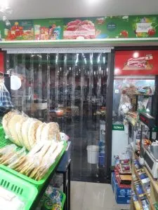 Rèm nhựa PVC trong suốt lắp đặt tại cửa ra vào để ngăn lạnh và giữ nhiệt