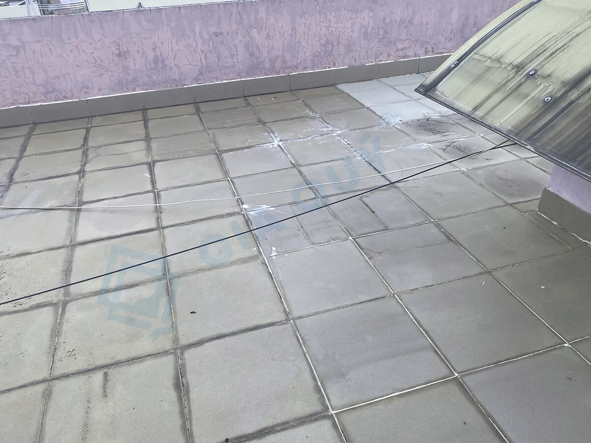 Sàn gạch sân thượng bị thấm nước cần xử lý chống thấm