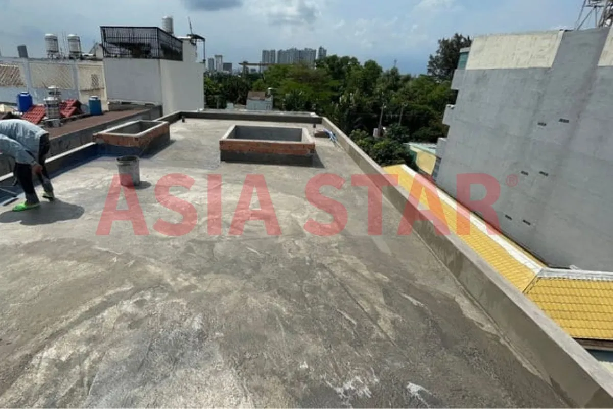 Sàn mái chịu tác động trực tiếp từ nắng mưa, nguyên nhân gây thấm dột