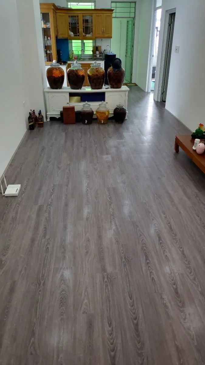 Sàn nhựa ABT vân gỗ được ốp trên tường, minh họa khả năng ứng dụng linh hoạt và vẻ đẹp tự nhiên, thân thiện môi trường của sản phẩm trong thiết kế không gian sống.